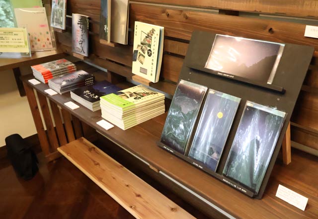ポストカードや書籍の販売も