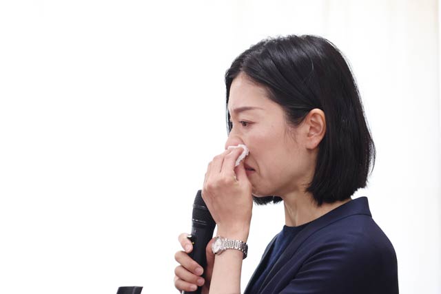 涙をぬぐう今井さん