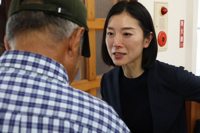 支援者を見送る