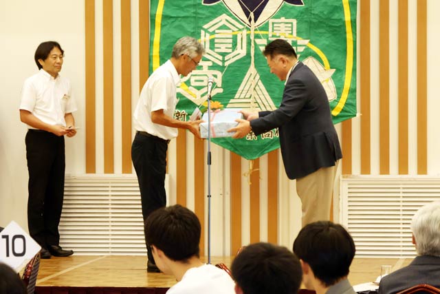 18年ぶりの甲子園出場を願って野球部にはバット2本を贈呈