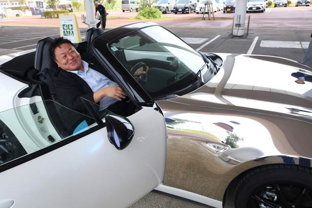 研磨車両に乗り込む佐野市長