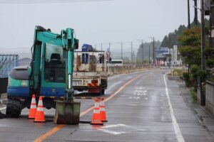 道の駅 SORAIRO 国上が面する燕市分水地区の県道で路面陥没、通行止め　道路下で土砂流出か