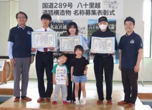 左から渡部只見町副町長、「丸倉トンネル」渡部さん、「八十里越天空大橋」齋藤さん、「馬追沢橋」高橋さん、滝沢三条市長