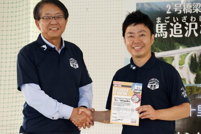バンジージャンプを成功させて開放感あふれる滝沢三条市長(右)と渡部只見町副町長