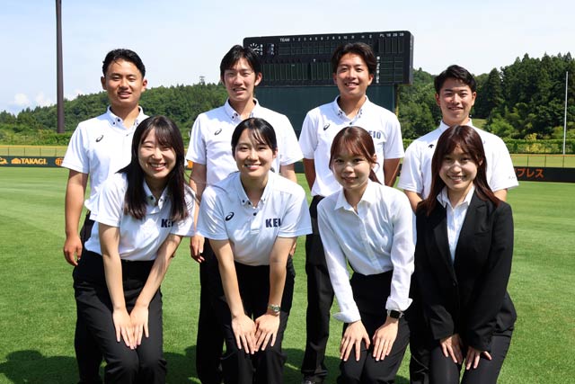 三条パール金属スタジアムを訪れたサマーリーグの運営にあたる慶応大と筑波大の学生
