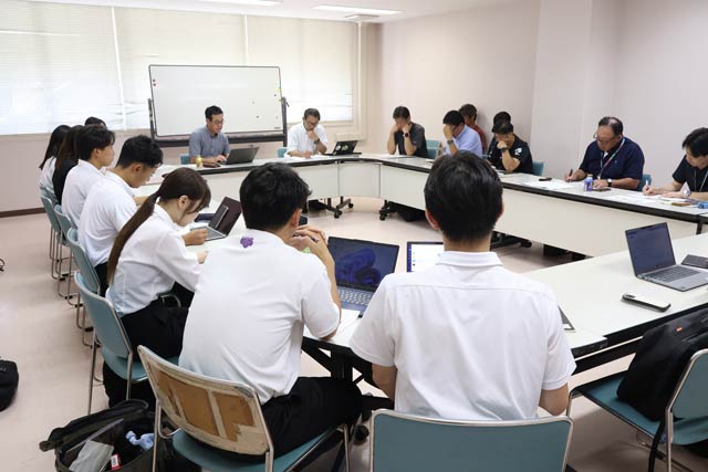 学生と関係者らでミーティング