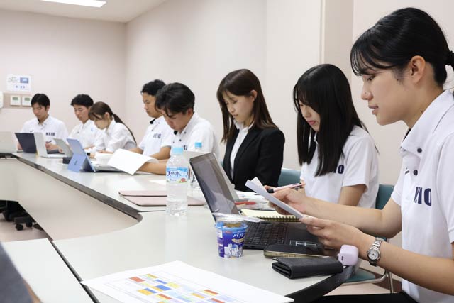 企画の内容を説明する学生