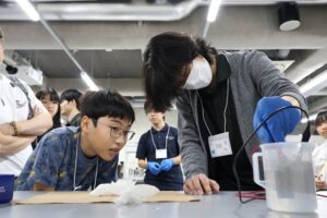 三条市立大学で子どもたちが科学体験　「キラキラした顔」に学長も笑顔