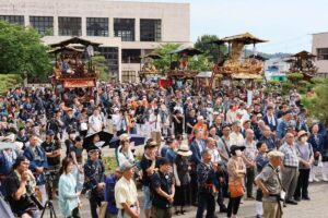 村上大祭ユネスコ登録を祝う　6、7日の本祭を前に18町内のおしゃぎりが市役所前に曳揃え