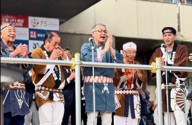 会場が一体となって村上甚句を歌う