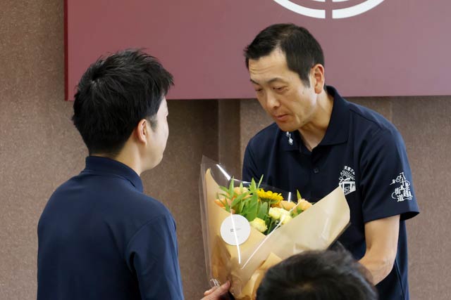 滝沢市長から梨本さんに花束