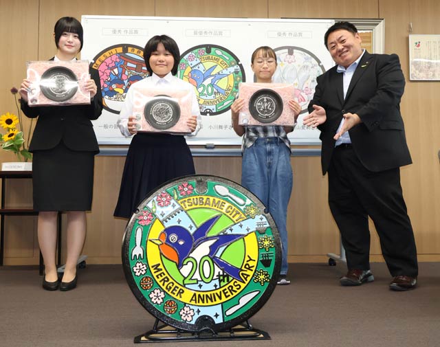 1日行われた燕市合併20周年記念マンホールふたデザイン受賞記念品贈呈式で左から2人目がデザインに採用された最優秀作品賞の小川さん