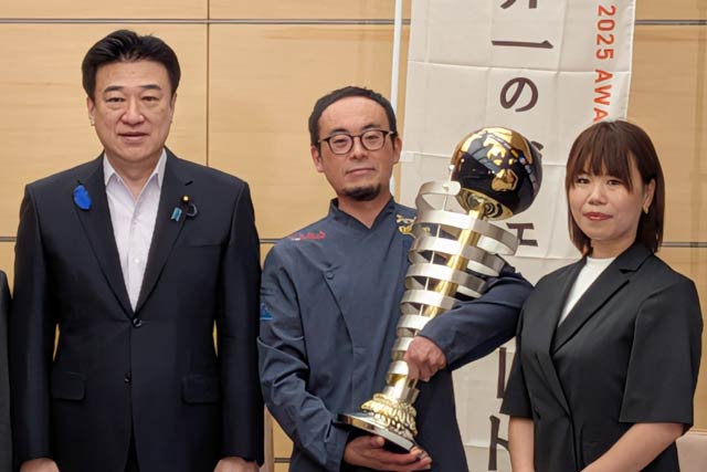木原官房長官と佐久間さん夫婦