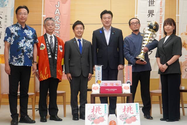 左から国定衆院議員、吉田JAえちご中越会長、滝沢三条市長、木原官房長官、佐久間さん夫婦