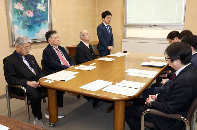 冒頭、あいさつする滝沢市長
