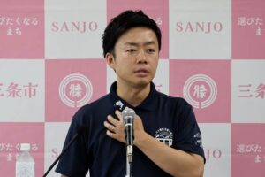 定例記者会見する滝沢市長