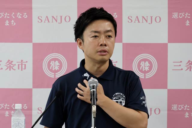 定例記者会見する滝沢市長