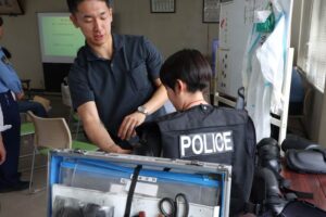 三条署と加茂署の合同体験型採用説明会で装備品を装着