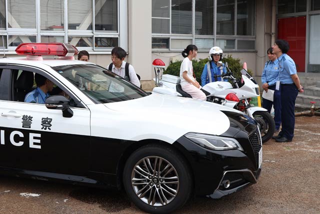 パトカーや白バイの展示