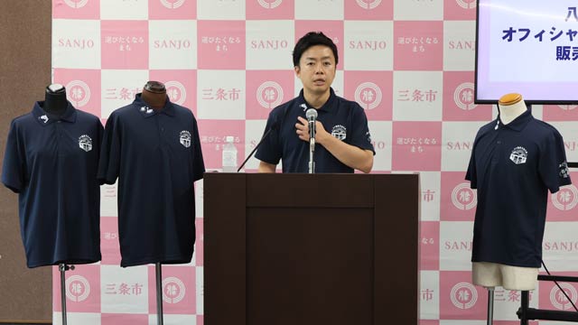 定例記者会見で「八十里越オフィシャルポロシャツ」を着た滝沢市長