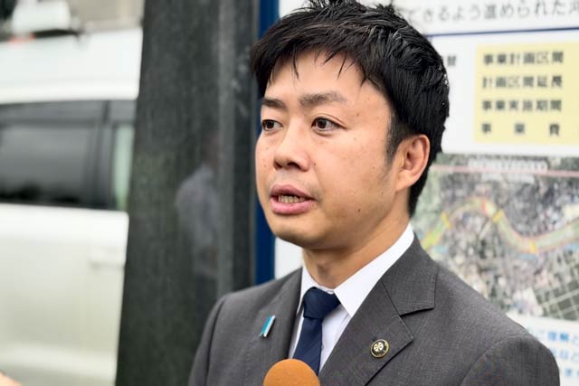 囲み取材にこたえる滝沢市長