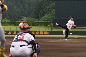 関田さんが始球式