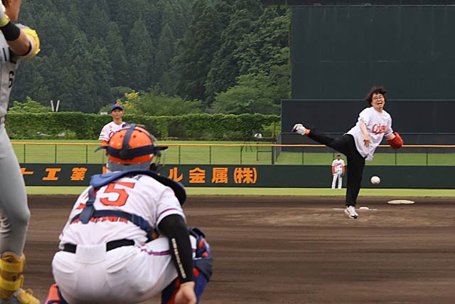 関田さんが始球式