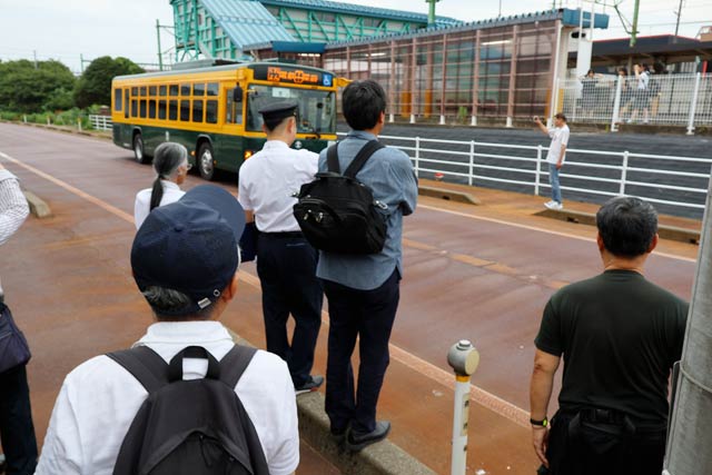 燕駅裏