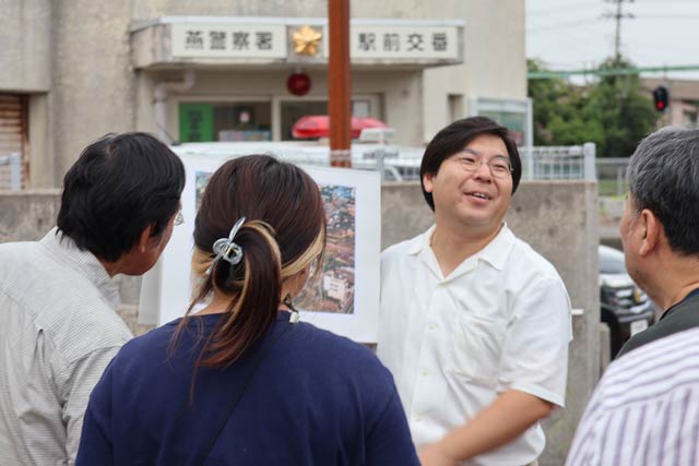 燕駅を説明する平田会長