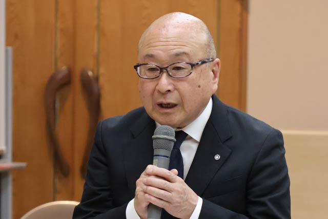 本間村長