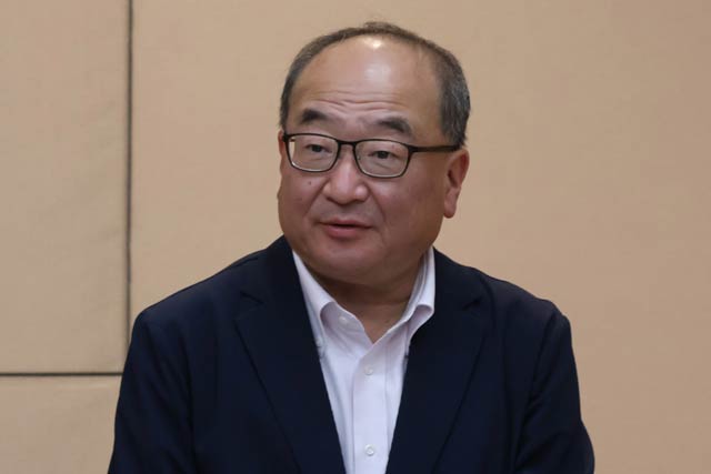 委員長に就いた新潟大学経済科学部長の宍戸氏
