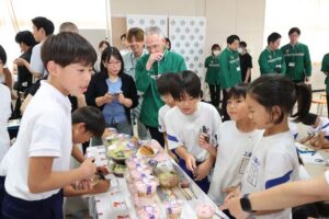 長岡花火への思いをセブンの商品に　上通小5・6年生が考案した応援商品5品をお披露目　売り上げの1％は来年の花火協賛へ