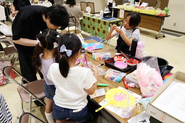 手形うちわを作る祭