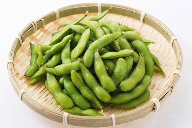 茹でたてのえだまめをザルに山盛りにして食べるのが新潟県の文化
