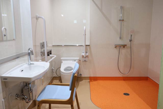 障がい者用トイレとシャワー