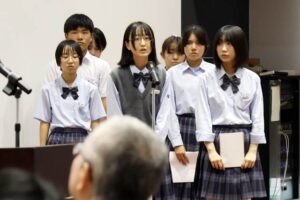燕市の中等教育学校3、4年生と分水中3年生7人がオーストラリアへ　親善大使として出発式、「失敗を恐れず積極的に挑戦を」