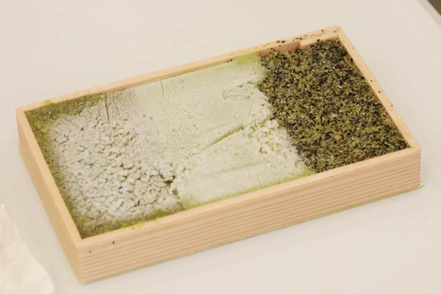 老舗和菓子店「御菓子司 羽入」と共同開発した「弥彦茶豆三色だんご」