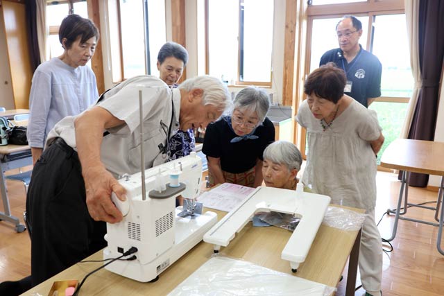 新しいミシンの機能や捜査方法を聞く環境すまいる広場の会員