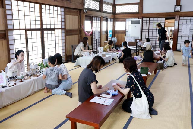 おとなと子どもが肩を並べて出店