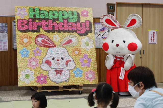 ■ミコぴょん聖誕祭でピコぴょんモザイクアートを除幕