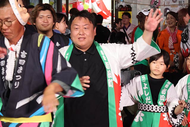 佐野市長も民謡流しに参加