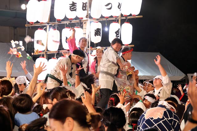 つばめ商工会の竿燈からもちまき