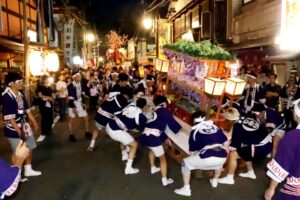 弥彦燈籠まつりは土曜開催で例年以上の人出終日熱気　琴平町との交流50周年記念花火も夜空彩る