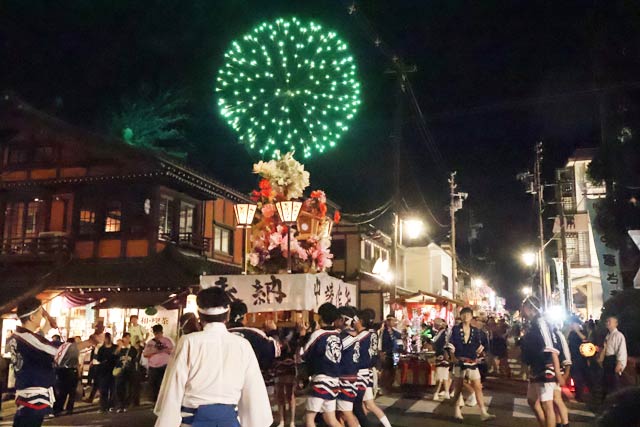 一の鳥居前で花火と大燈籠