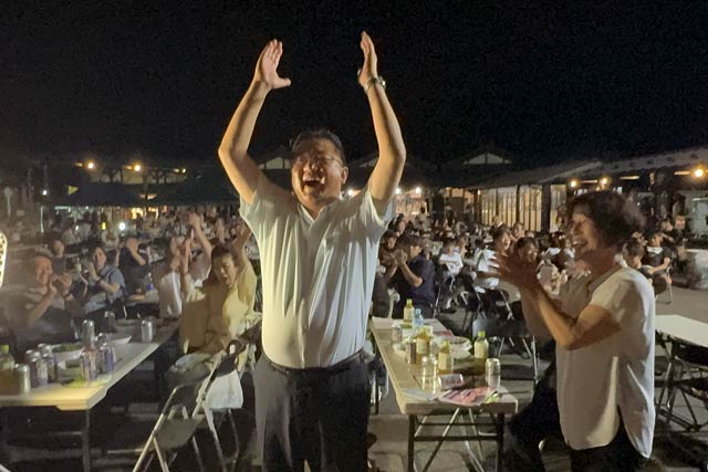 琴平町が贈呈した交流50周年記念花火の打ち上げが終わって万歳する片岡町長