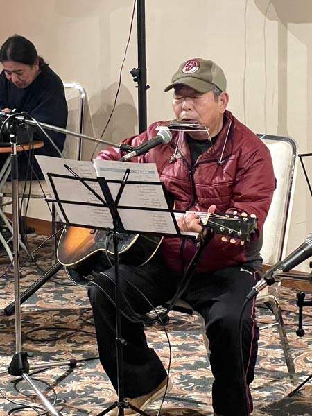 ギターを弾く田邉さん
