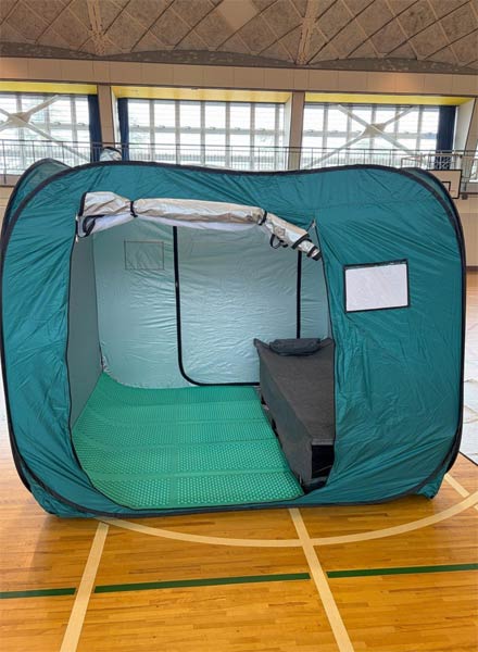 デモンストレーションで展示する避難所物品（パーティション、簡易ベット）