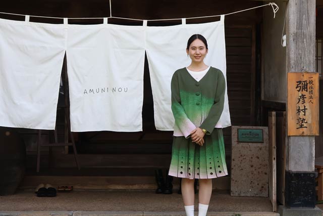 旧鈴木家住宅で新潟で初めての展示会を開いているふるさと見附市にUターンしたファッションデザイナー山田萌永さん