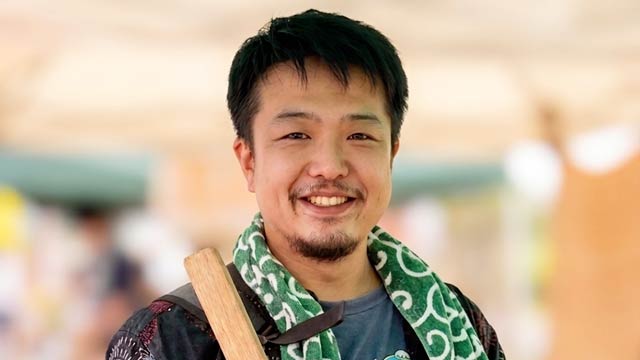 県警本部生活安全部長表彰の感謝状を受ける近藤さん