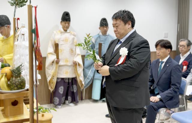 神事で玉ぐしを捧げる佐野市長